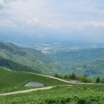 Ciclovie nelle valli piemontesi, famiglie in bicicletta durante eventi gratuiti di maggio.