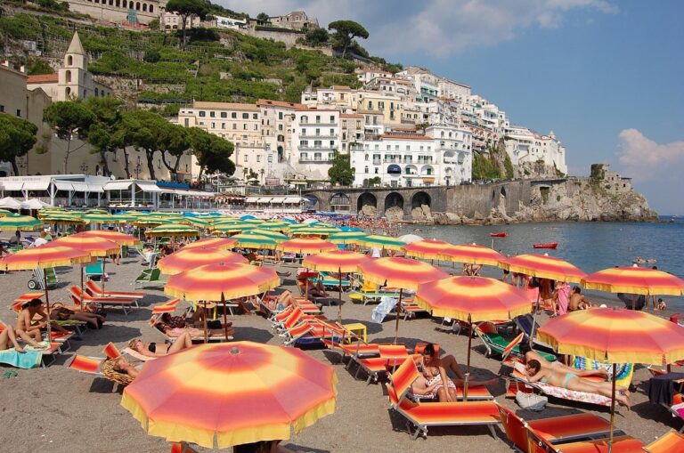 Amalfi fuori stagione: cosa cambia tra aprile e giugno per i turisti