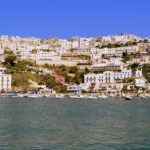 Isole minori italiane, paesaggio mozzafiato con mare cristallino e vegetazione lussureggiante.