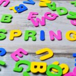 Immagine di un calendario con le date del 25 aprile e 1° maggio evidenziate per pianificare ponti.