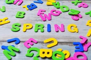 Immagine di un calendario con le date del 25 aprile e 1° maggio evidenziate per pianificare ponti.