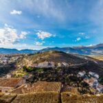 Borghi italiani tranquilli a marzo, immersi nella natura primaverile, lontani dal turismo di massa.