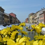 Giardini storici aperti al pubblico nei borghi del Friuli durante la primavera, con fiori in piena fioritura.