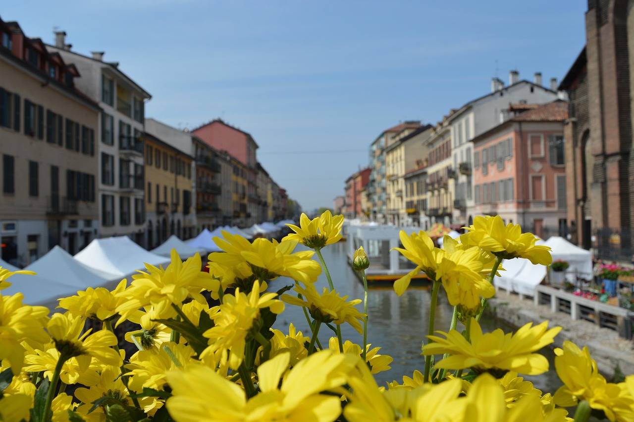 Giardini storici aperti al pubblico nei borghi del Friuli durante la primavera, con fiori in piena fioritura.