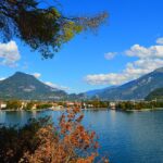 Panorama del Lago di Como, con montagne e ville affacciate sull'acqua cristallina.
